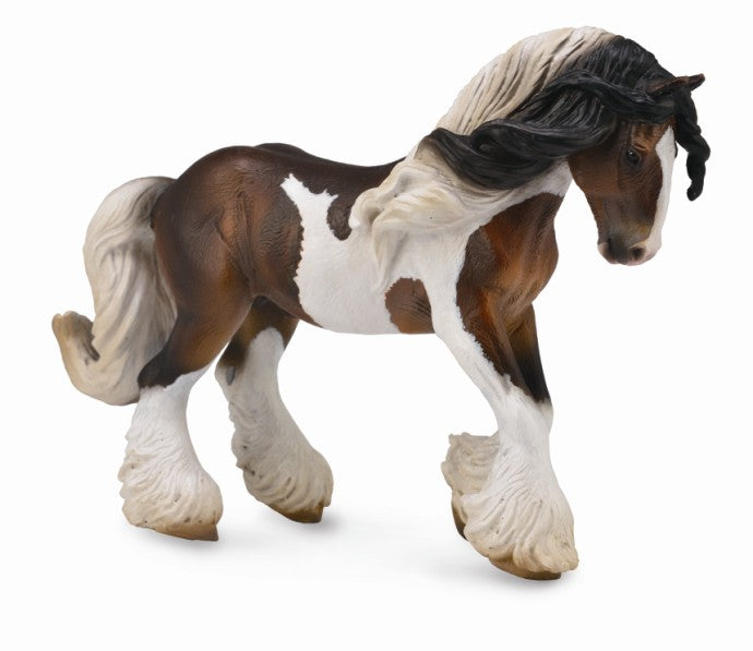 Some aspects of training, management, and characteristics of a horse used to pull a vardo are unique. For example, the horse is trained not to stop until it reaches the top of a hill; otherwise it may not be able to get started again.