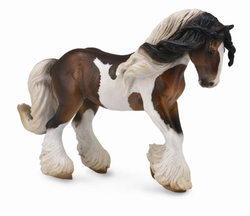 Some aspects of training, management, and characteristics of a horse used to pull a vardo are unique. For example, the horse is trained not to stop until it reaches the top of a hill; otherwise it may not be able to get started again.